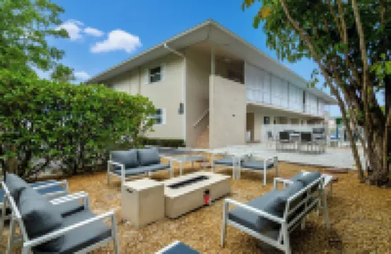 Minimalist Haven Naples • Walk to Beach & 5th Ave