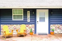 Lakefront Cottage, Dock in for the Season!