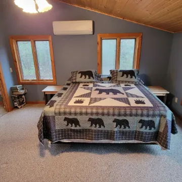 Lazy Bear Lodge family- friendly cabin near Lake Arbutus & Hatfield