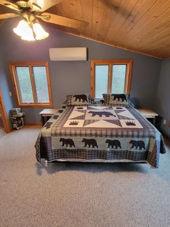 Lazy Bear Lodge family- friendly cabin near Lake Arbutus & Hatfield