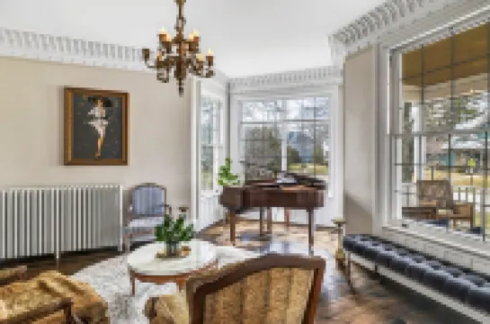 LUXE Manor with Modern, Elegant Vibes