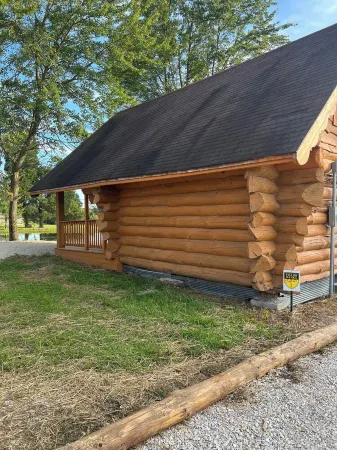 Yellow Banks Log Cabin With Waterfront Views