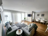 The Chateau -perfectly located, walking distance to town, train station & parks. Hotels in Maddingley