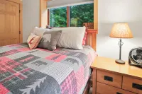Mountainside Sunset Retreat close to area hiking and multiple ski resorts!