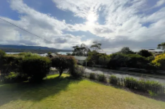 HEXAGON BEACH HOUSE - Great views of the Bay of Fires