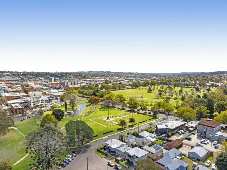 East Toowoomba, sleeps 6, opposite Queens Park Отели рядом с достопримечательностью «St Luke's Anglican Church»