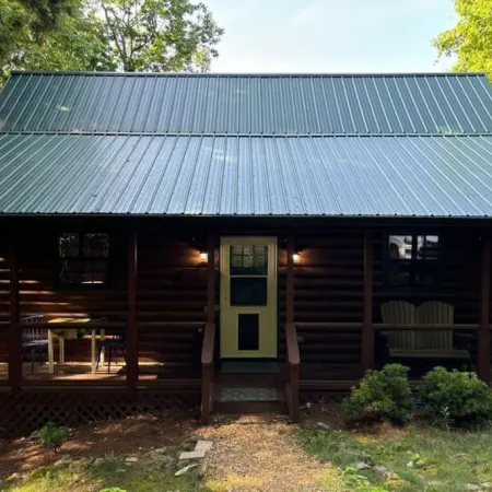 Cozy 2-bedroom cabin in beautiful Blairsville with AC, WiFi