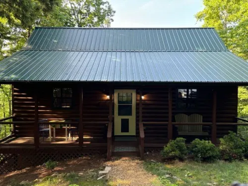 Cozy 2-bedroom cabin in beautiful Blairsville with AC, WiFi