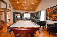 Cozy farmhouse! Pool table, fire pit, minutes to Lake James, downtown Marion!