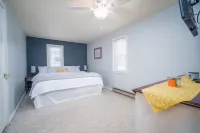 Private Home: Lightkeeper's Refuge steps to beach, marina and boat slip