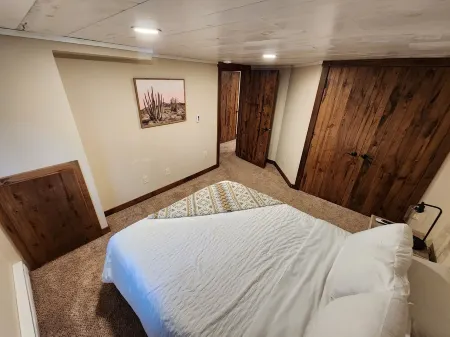 Gorgeous 5 bed Remodel near Downtown Hudson for Groups!