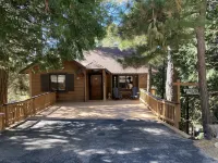 Honey Pine Lodge. Cozy cabin in Lake Arrowhead.  Two dogs welcome. Hotel a Lake Arrowhead