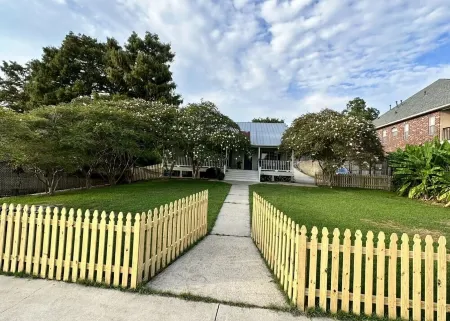 Lakefront Home on False River! Private Dock with 2 Story Pier & Huge Porch! Отели в г. Пуэнт Каупе Пэриш