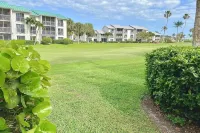 Charming cozy Beachfront 2-bedroom condo in fabulous resort-like community