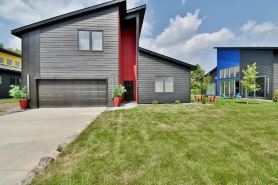 GORGEOUS MODERN HOUSE VERY STYLED FEW BLOCKS FROM FAMOUS DOWNTOWN OF WAYZATA