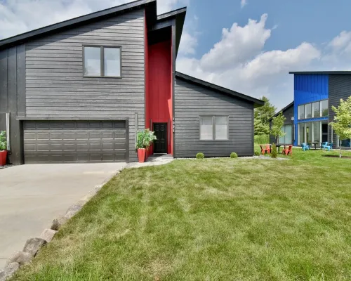 GORGEOUS MODERN HOUSE VERY STYLED FEW BLOCKS FROM FAMOUS DOWNTOWN OF WAYZATA Hotels in Wayzata