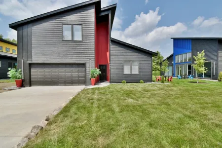 GORGEOUS MODERN HOUSE VERY STYLED FEW BLOCKS FROM FAMOUS DOWNTOWN OF WAYZATA