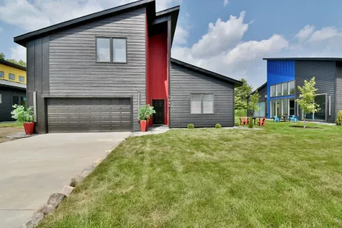 GORGEOUS MODERN HOUSE VERY STYLED FEW BLOCKS FROM FAMOUS DOWNTOWN OF WAYZATA Hotels in Wayzata