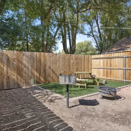 Downtown Green Gable Bungalow with AC, Fully Fenced Yard, W/D, 2 Smart TVs, WiFi