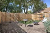 Downtown Green Gable Bungalow with AC, Fully Fenced Yard, W/D, 2 Smart TVs, WiFi
