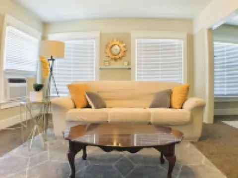 King Bed/Sleeps 4/Furnished Private APT/In-Unit Washer Dryer/Smart HDTV