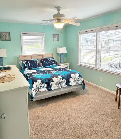 Cozy oceanfront beach house, only a few minutes from downtown & pet friendly