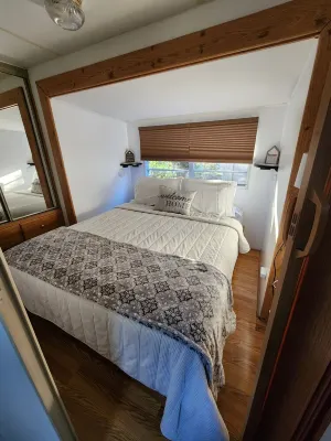 Newly Renovated 1 QUEEN BEDROOM/1 BATH PRIVATE ADULT GET-A-WAY