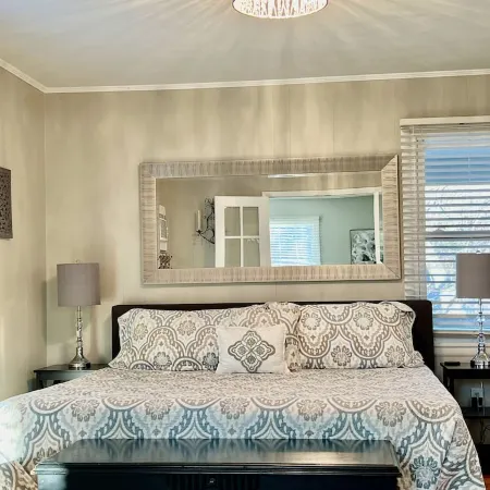ROMANTIC TOP FLOOR, DOWNTOWN NESTING w KING BED & WATER VIEW OF MT. BALDHEAD
