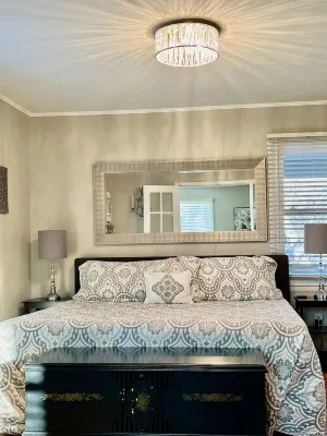 ROMANTIC TOP FLOOR, DOWNTOWN NESTING w KING BED & WATER VIEW OF MT. BALDHEAD