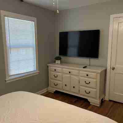 Super Cozy Cottage is updated, fully stocked and close to Downtown Thomasville! Rooms