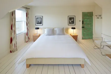 Extremely Spacious Loft Located in the Vibrant America Ground Close to the Beach