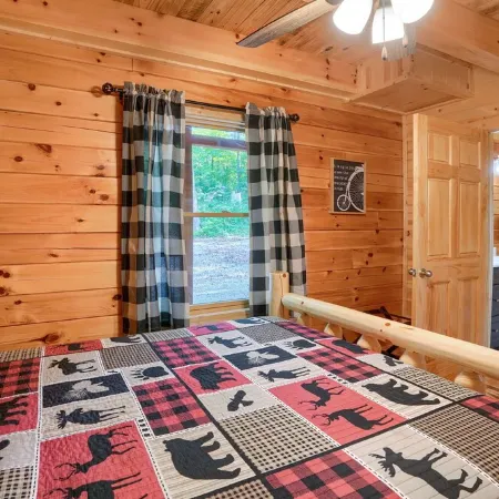 Beautiful ,spacious log cabin. Close to all the attractions in the Hocking Hills