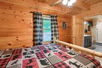 Beautiful ,spacious log cabin. Close to all the attractions in the Hocking Hills