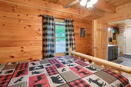 Beautiful ,spacious log cabin. Close to all the attractions in the Hocking Hills