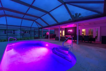 Palmasis Oasis - A Picturesque Luxury waterfront Getaway Отели в г. Палм Коуст