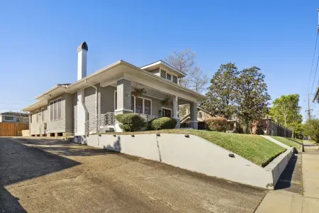 Upscale Garden District Stunner Near LSU/Downtown - Sleeps 8 Отели рядом с достопримечательностью «Магнолиа Маунд Плантейшен»
