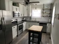 Charming renovated 3-bedroom house walking distance to downtown Elizabethtown. Hotels in Hardin County