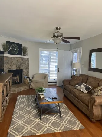 Downtown-walk to Main st Blowing Rock-2nd floor/pets<35lb/close to skiing Отели в г. Blowing Rock