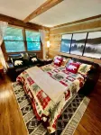 Log Cabin, Hot Tub and HUGE Mountain Views!