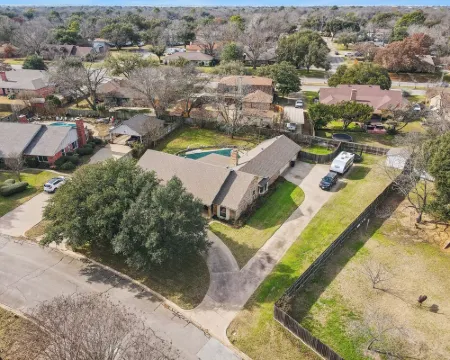 Cozy Pet-Friendly Retreat, Seasonal Pool & Fireplace, Sleeps 10 クリーバーンのホテル