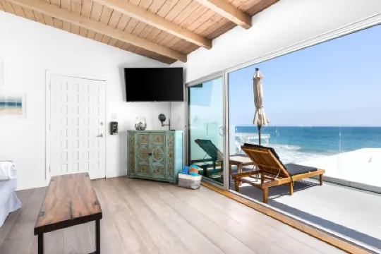 Modern Malibu Road Oceanfront Beach House with AC
