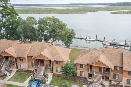 Charming Coastal Casa on Beaufort's Battery Creek Отели рядом с достопримечательностью «Парк Лайв Окс»