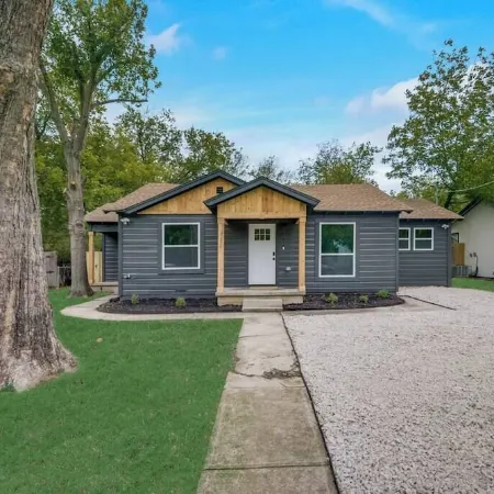 5BR/3BA walking distance to UNT with covered patio