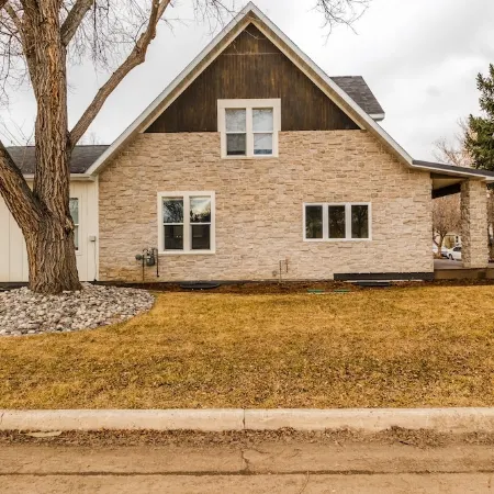 Cozy, upstairs, fully remodeled 1-bedroom apartment. With AC and WiFi