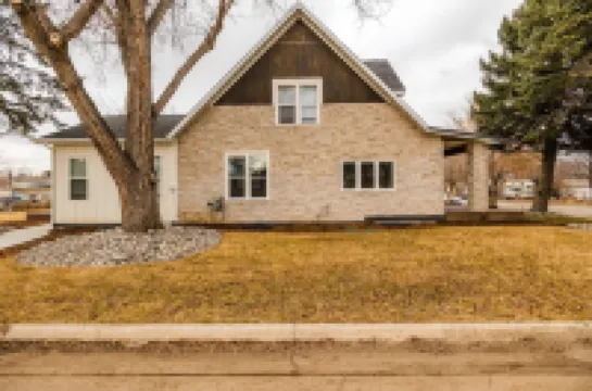 Cozy, upstairs, fully remodeled 1-bedroom apartment. With AC and WiFi Hotels in 