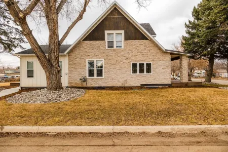 Cozy, upstairs, fully remodeled 1-bedroom apartment. With AC and WiFi Отели рядом с достопримечательностью «Peter D's RV Park»