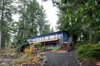 Stunning Waterfront - Pnw Gem  Hot Tub, Mountain Views, Fireplace