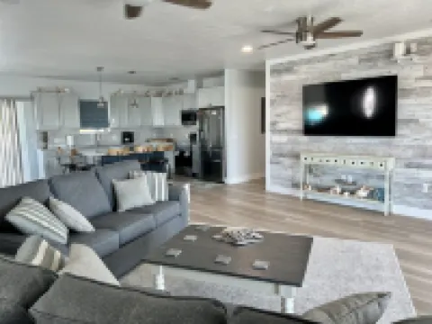 New waterfront, oceanview, 3 king bedrooms, w/full baths + 1/2 bath w/pool, dock