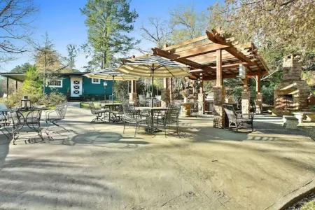 Cozy Cottage Nestled on Waters Edge