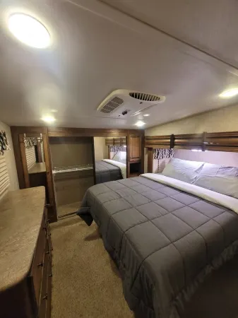 Private Rustic Creekside RV+15 Min Drive to Beach Fenced Parking Lot Отели в г. Райт